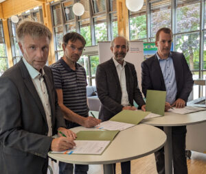 Bürgermeister Rainer Doetkotte, BIK-Vorsitzender Holger Perrevort, Dr. Andreas Müterthies von EFTAS und Prof. Dr. Tobias Rudolph von der THGA unterzeichnen den Kooperationsvertrag.